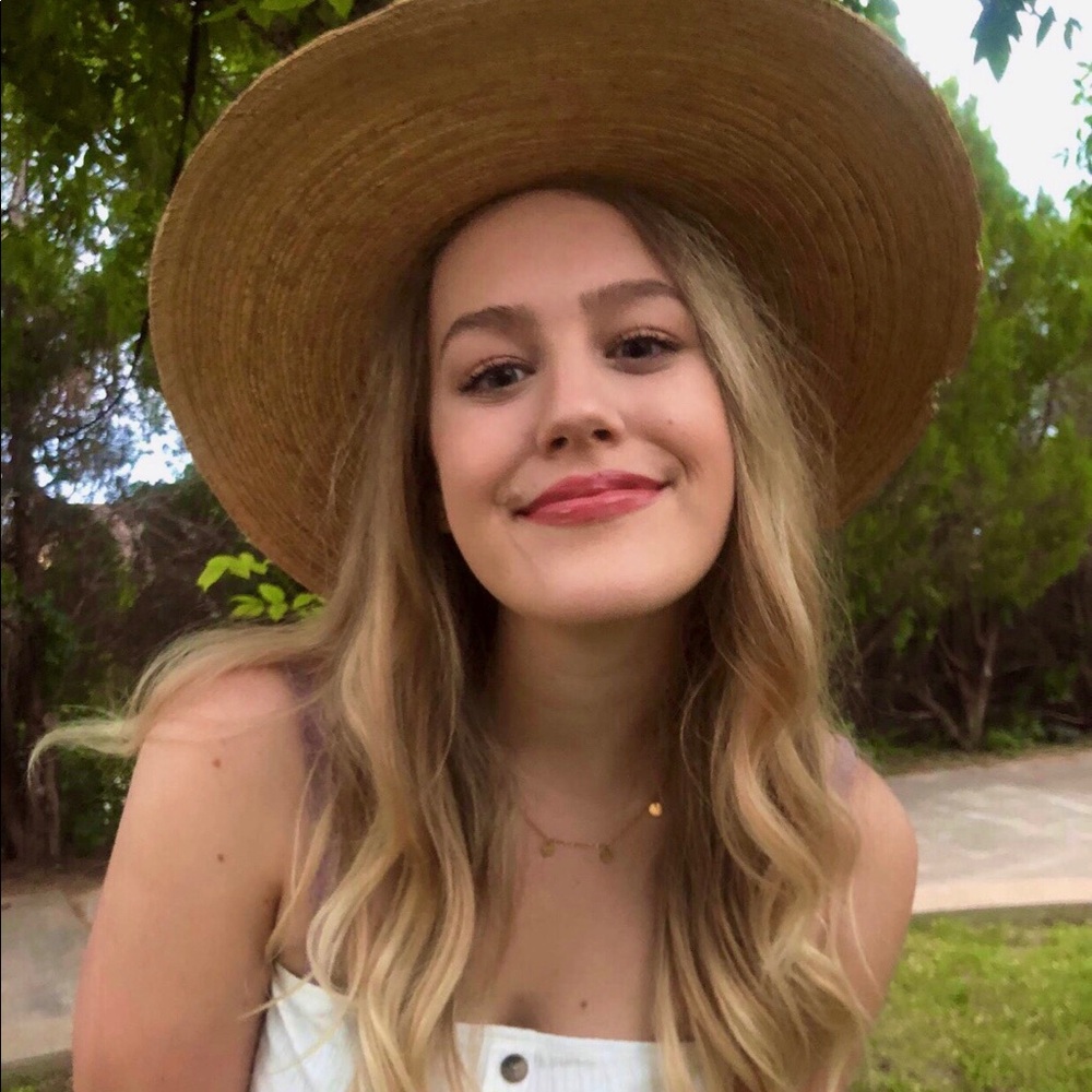 Meet your Posher, Elise